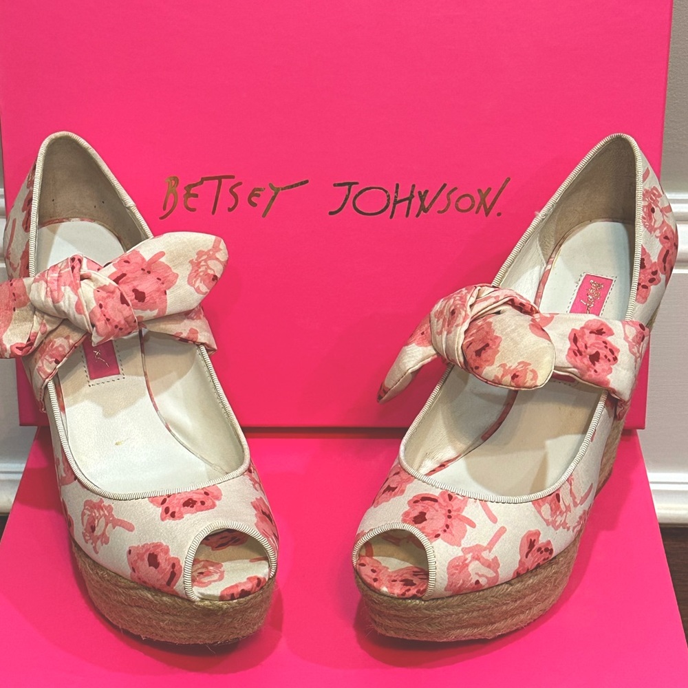 Peep toe espadrille wedges! Box included.